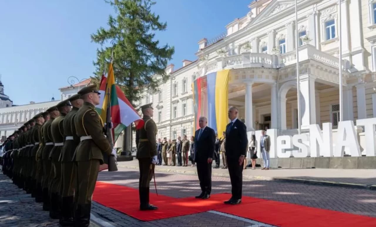 Anušauskas su Vengrijos gynybos ministru pasidalino informacija apie šalių paramą Ukrainai