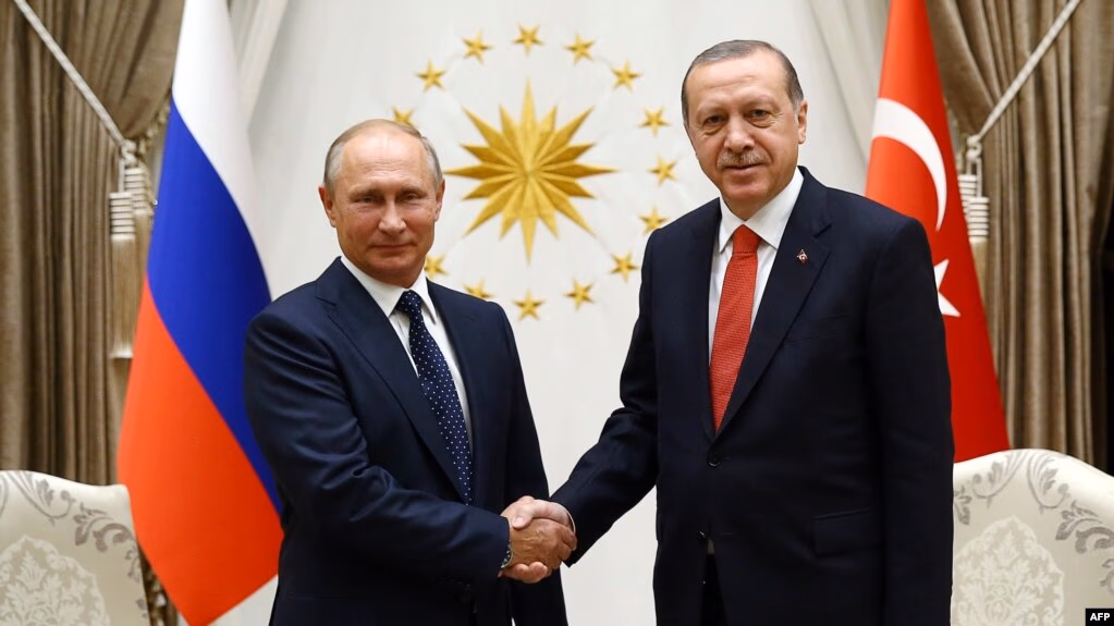 Turkija neklauso Vakarų ir toliau nederamai elgiasi Rusijos atžvilgiu