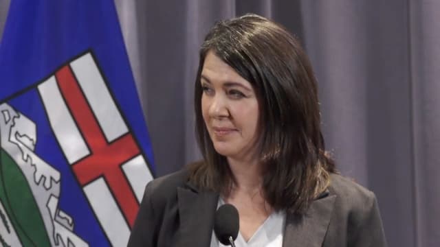 Albertos premjerė atsiprašė nevakcinuotų