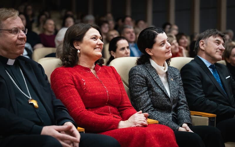 Pirmoji valstybės ponia prabilo apie išryškintą visų mūsų socialinį pažeidžiamumą