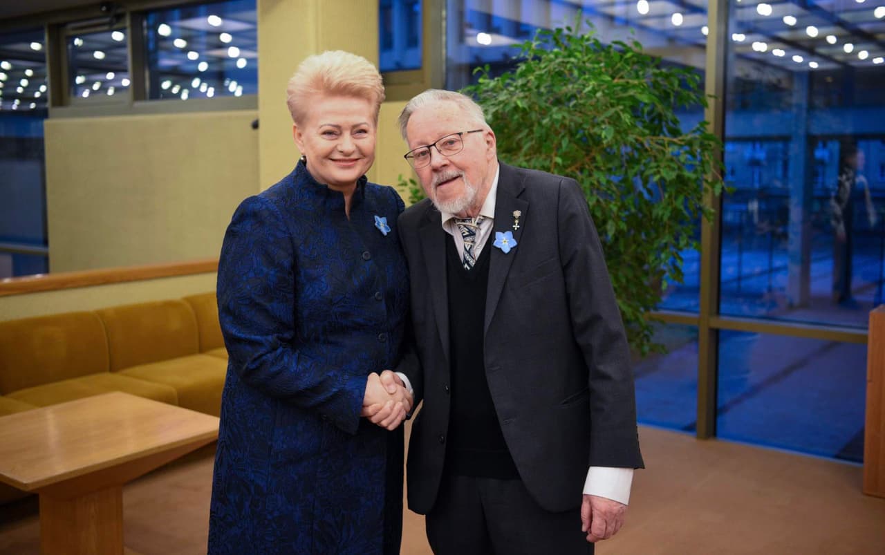 Lietuvos prezidentas Vytautas Landsbergis (dešinėje) ir prezidentė Dalia Grybauskaitė - žmonės, kurie Sausio 13-ąją Lietuvą atvedė į pergalę, deklaruoja Landsbergių bendruomenė.
