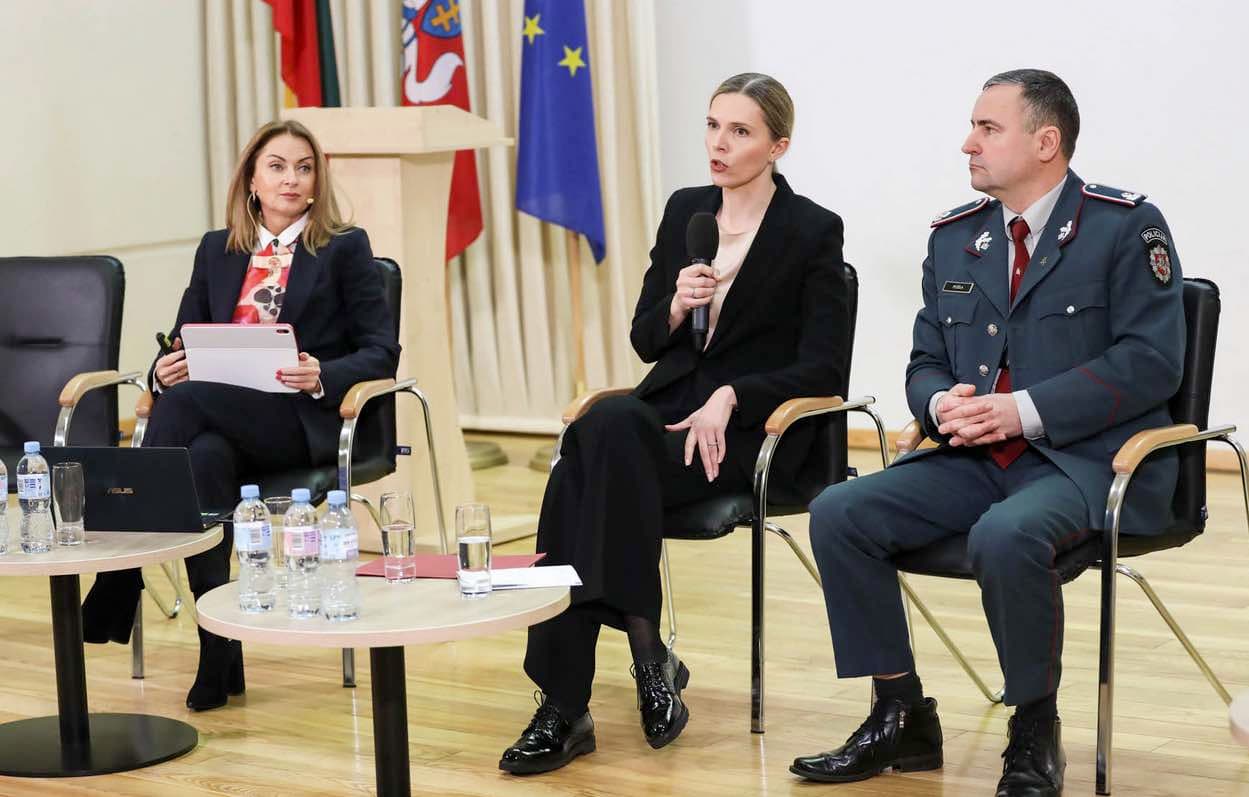 Vidaus reikalų ministrė Agnė Bilotaitė (viduryje).