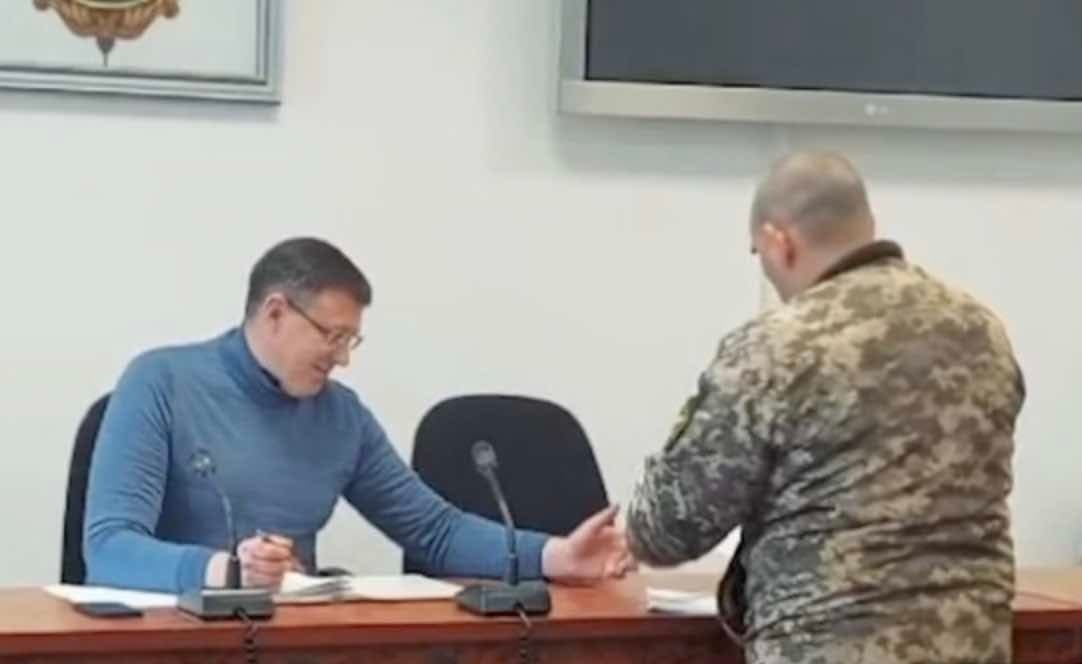 Ukrainoje net merai neišvengia prievolės atlikti privalomos tarnystės kariuomenėje