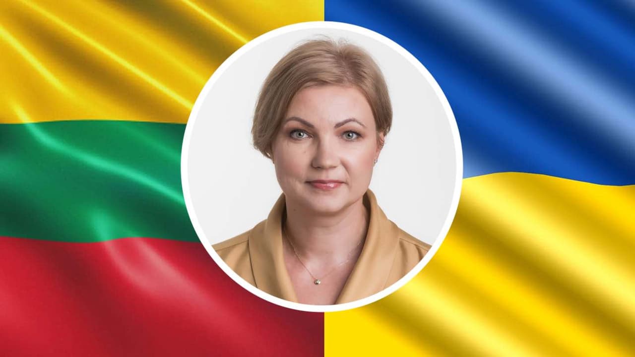 Aušrinė Norkienė penkiaspalvės fone. Nuotr. iš politikės asmeninės paskyros Facebook.