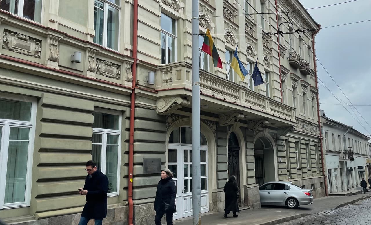 Žalieji valstiečiai stojo į mūšį dėl kai kurių vėliavų nuo valstybės pastatų nukabinimo
