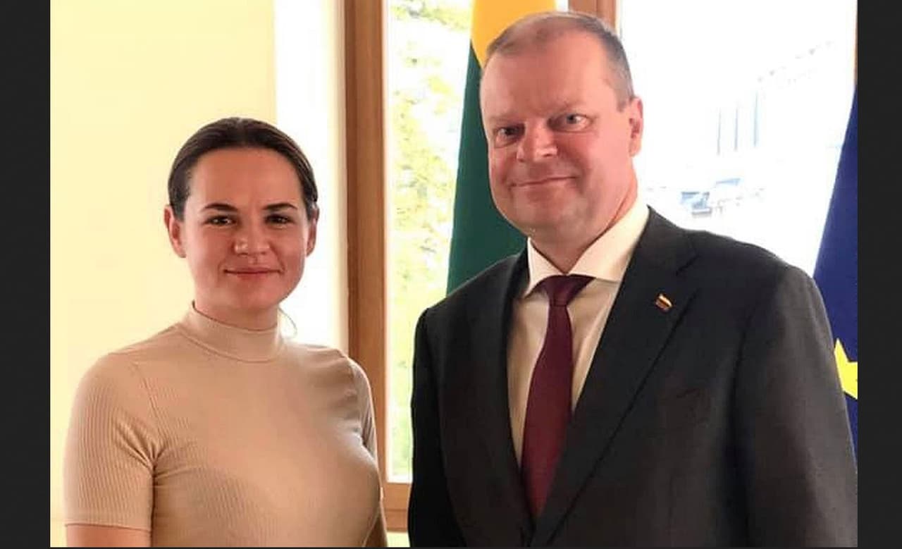 **Akimirka iš 2020 m. rugpjūčio mėnesio Baltarusijos prezidentės Svetlanos Tichanovskajos (kairėje) ir tuometinio LR premjero Sauliaus Skvernelio susitikimo pačiame siaučiančios koronaviruso pandemijos įkarštyje.**