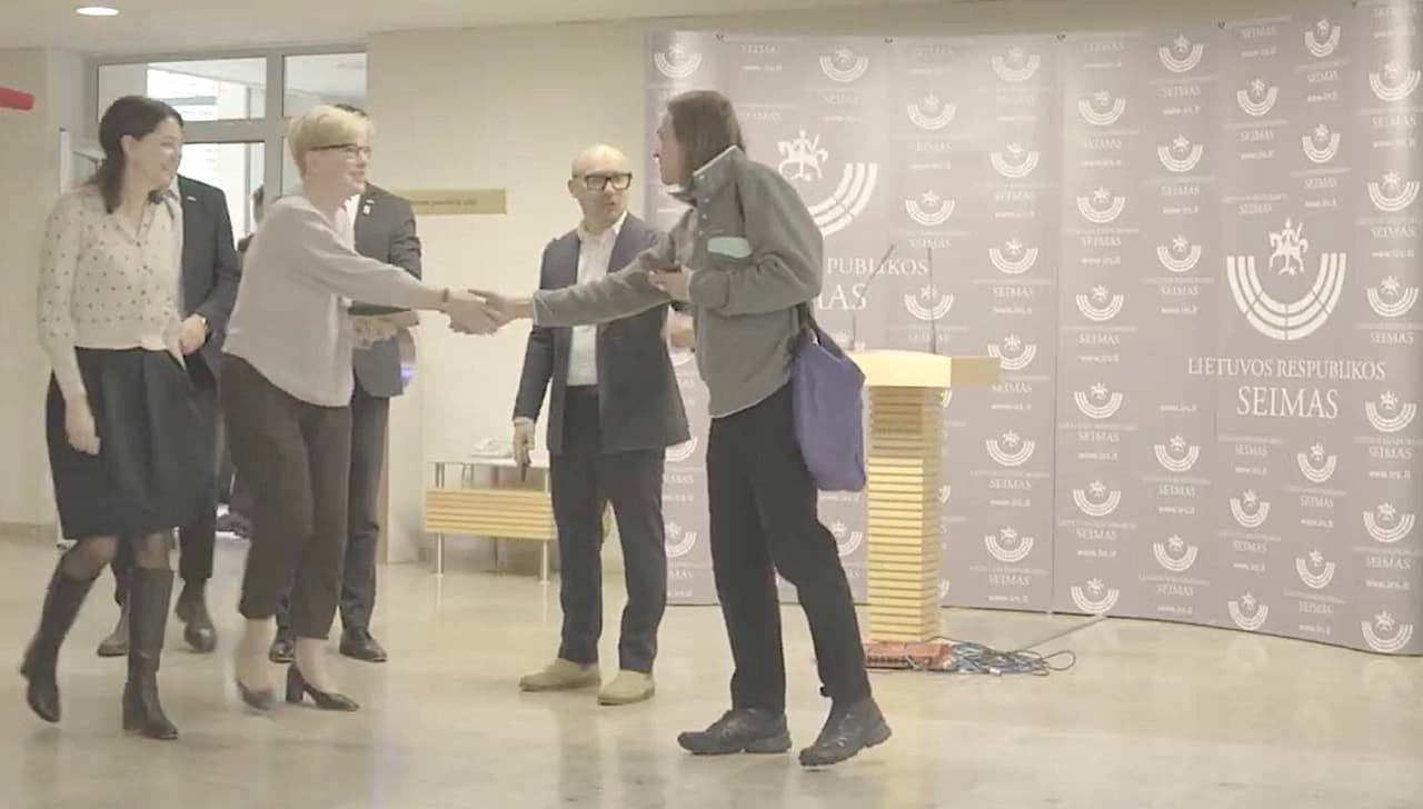 **Iš kairės: Žmonių partijos lyderio meilužė, Socialinių reikalų ministrė Monika Navickienė, premjerė Ingrida Šimonytė. Dešinėje: premjerės patarėjas Olegas Šurajevas.**
