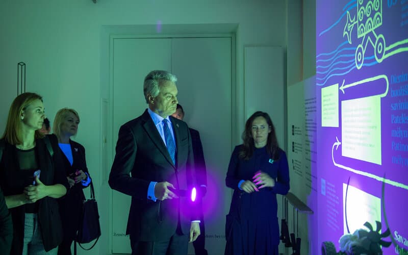 Pasaulinę žemės dieną Nausėda atidarė parodą „Žalios ateities herojai“