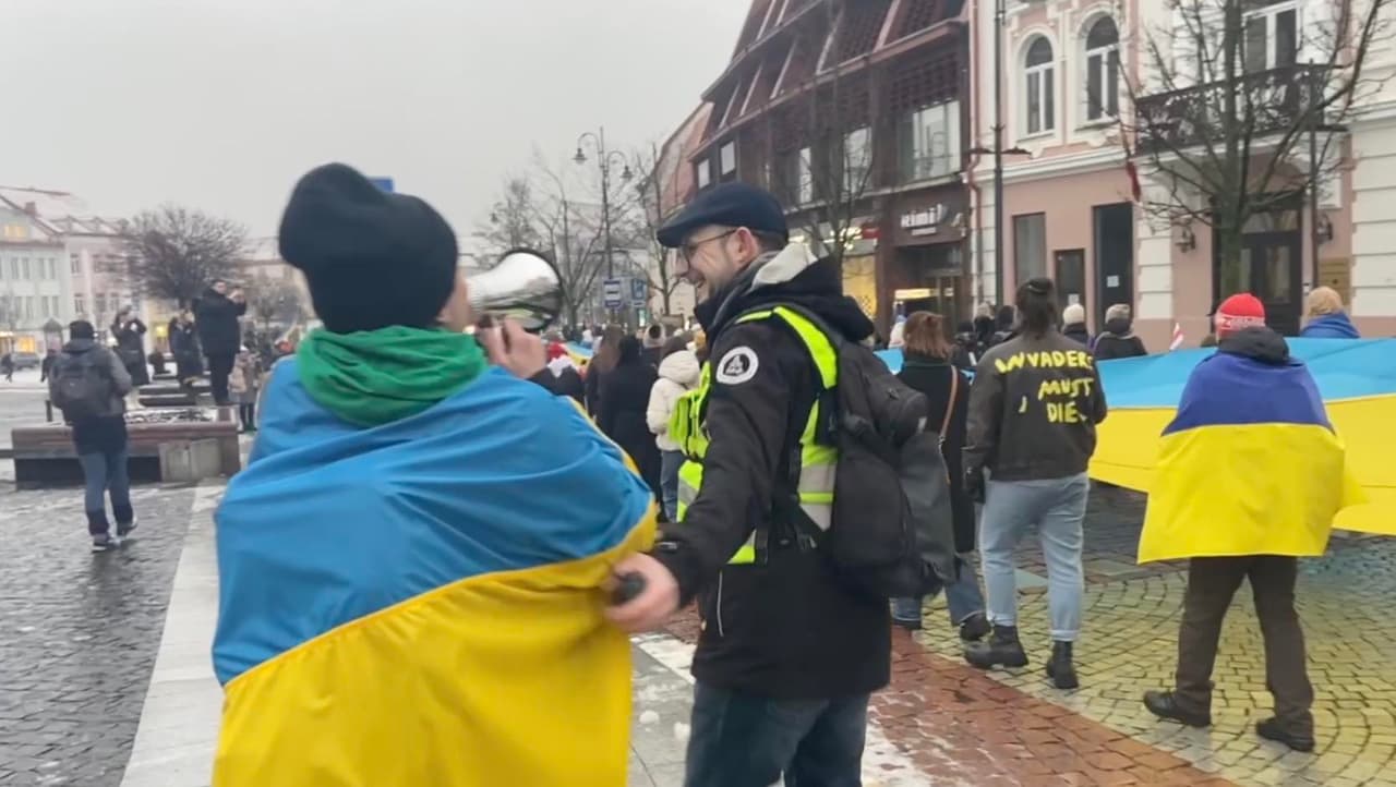 Apeigos Vilniaus senamiestyje, skanduojant slaviškus šūkius