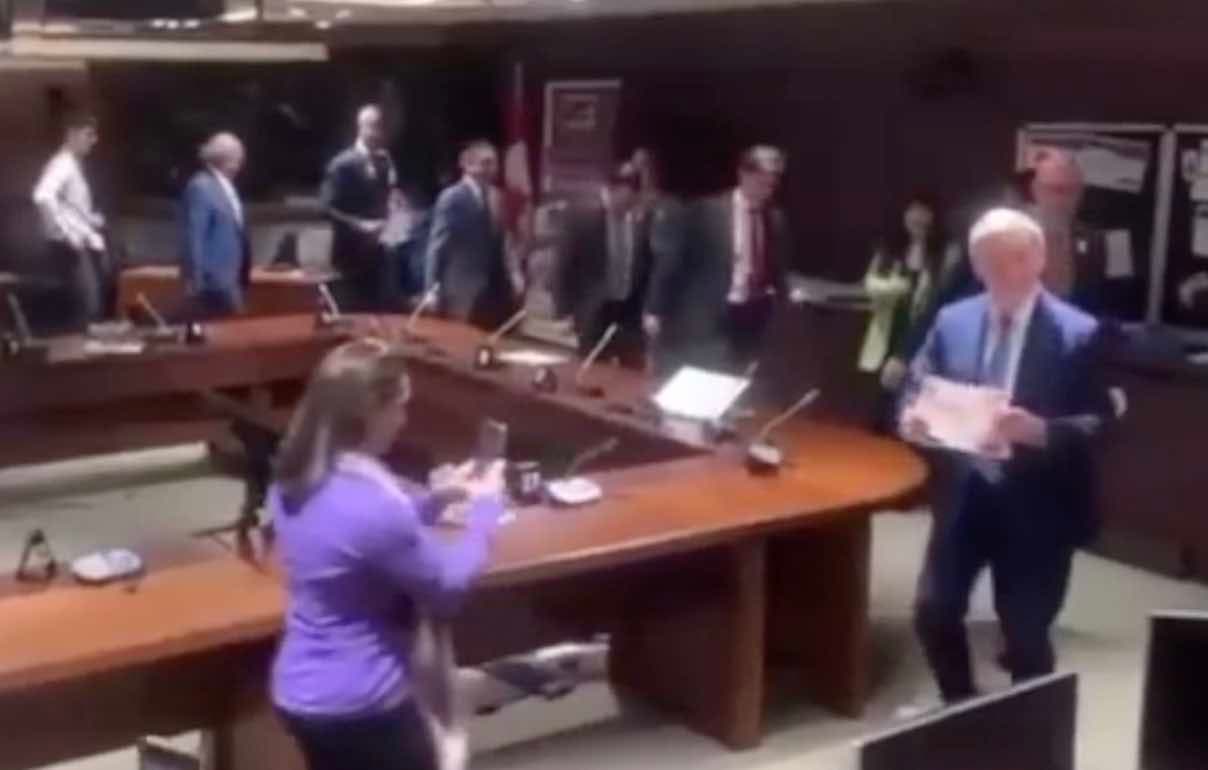 Kanados politikai vardan solidarumo avėjo aukštakulnius