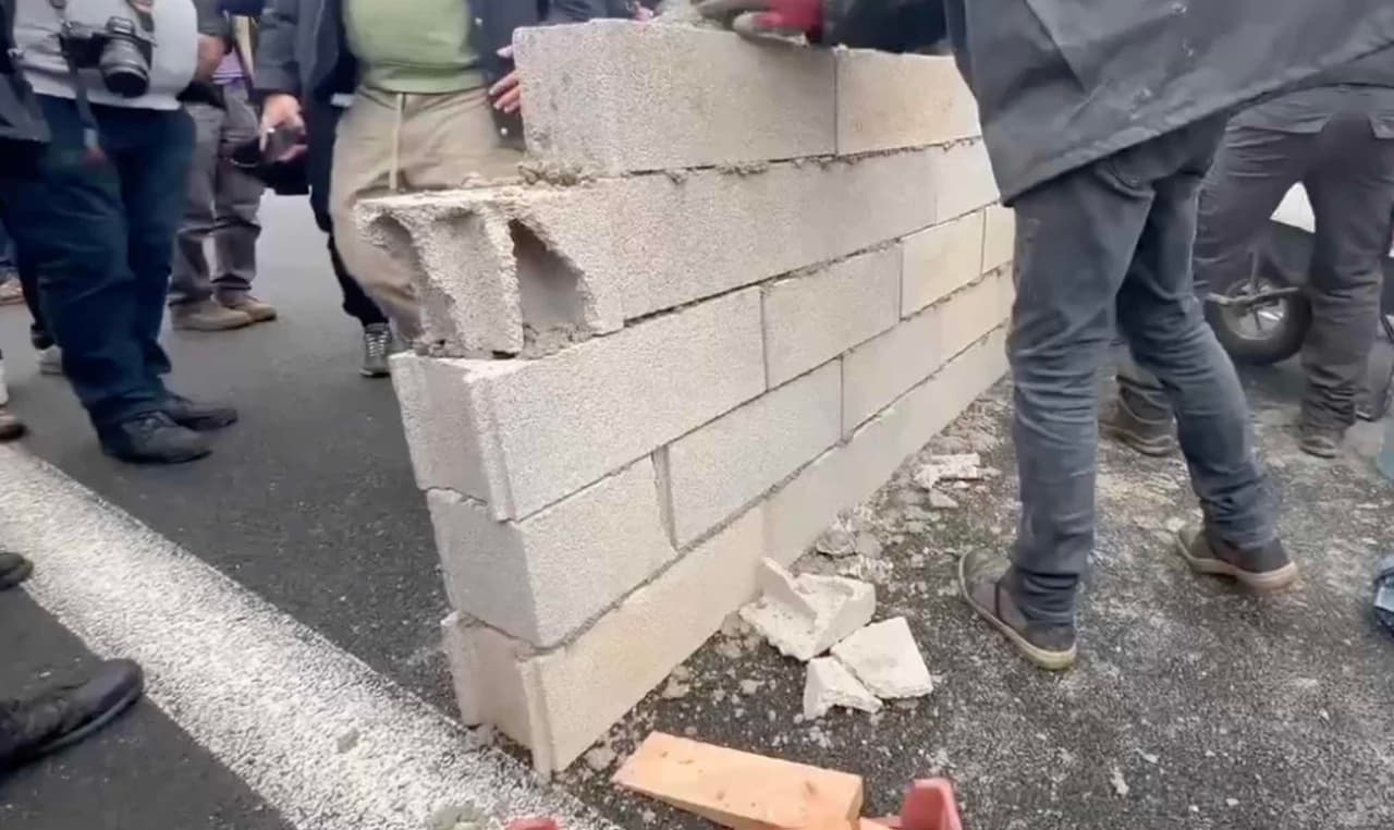 Protestuotojai Prancūzijoje nusprendė užtverti greitkelį betoninėmis trinkelėmis