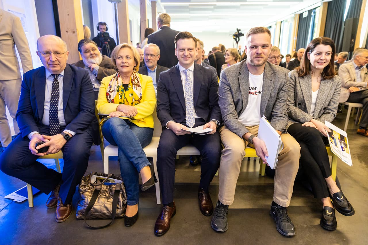 Posėdžio akimirka: G. Landsbergis drauge su savo širdies dama (dešinėje)