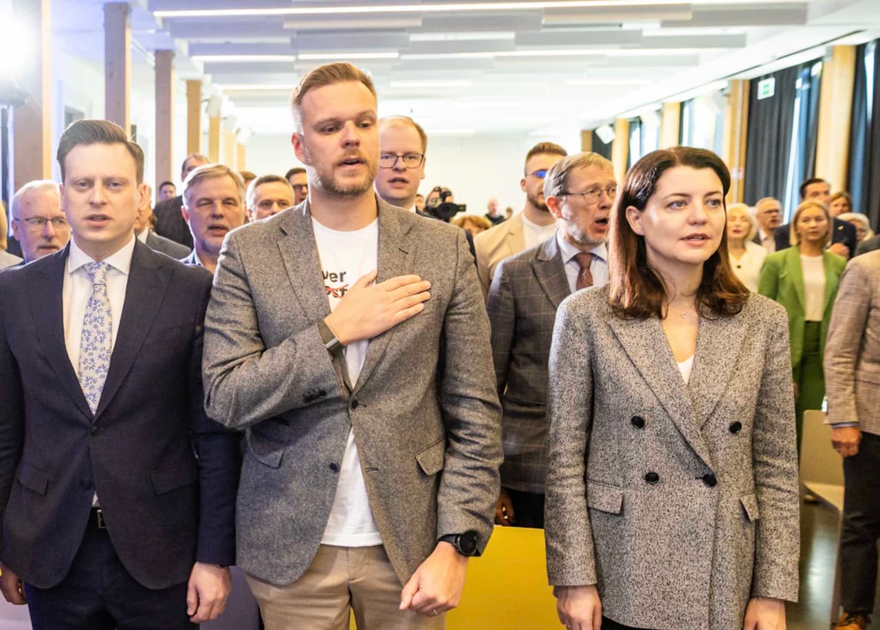 Lietuvos diplomatijos vadovas Gabrielius Landsbergis (centre) šalia savo širdies damos, Socialinių reikalų ministrės Monikos Navickienės.