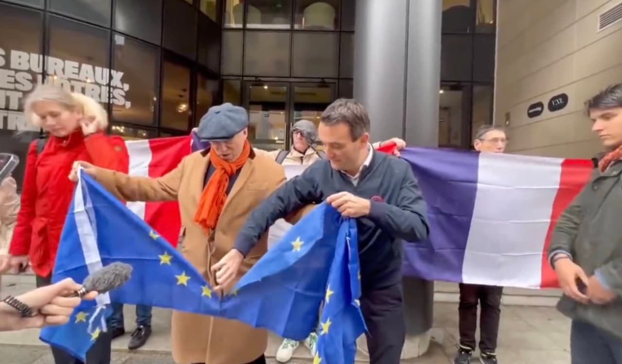 Išpuolis Paryžiuje – spjūvis ir Lietuvai (sukarpytos net keturios Europos Sąjungos vėliavos)