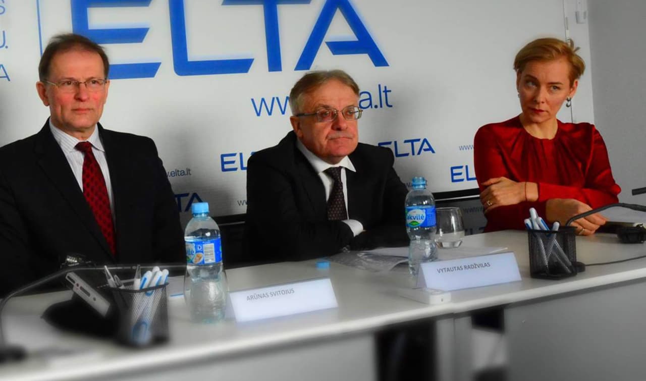Vytautas Radžvilas (viduryje).