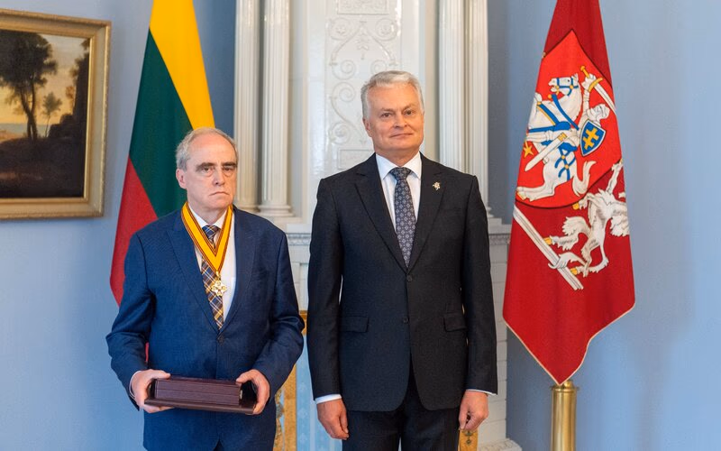 Nausėda įteikė valstybinį apdovanojimą žmogaus teisių gynėjui Raczynsky