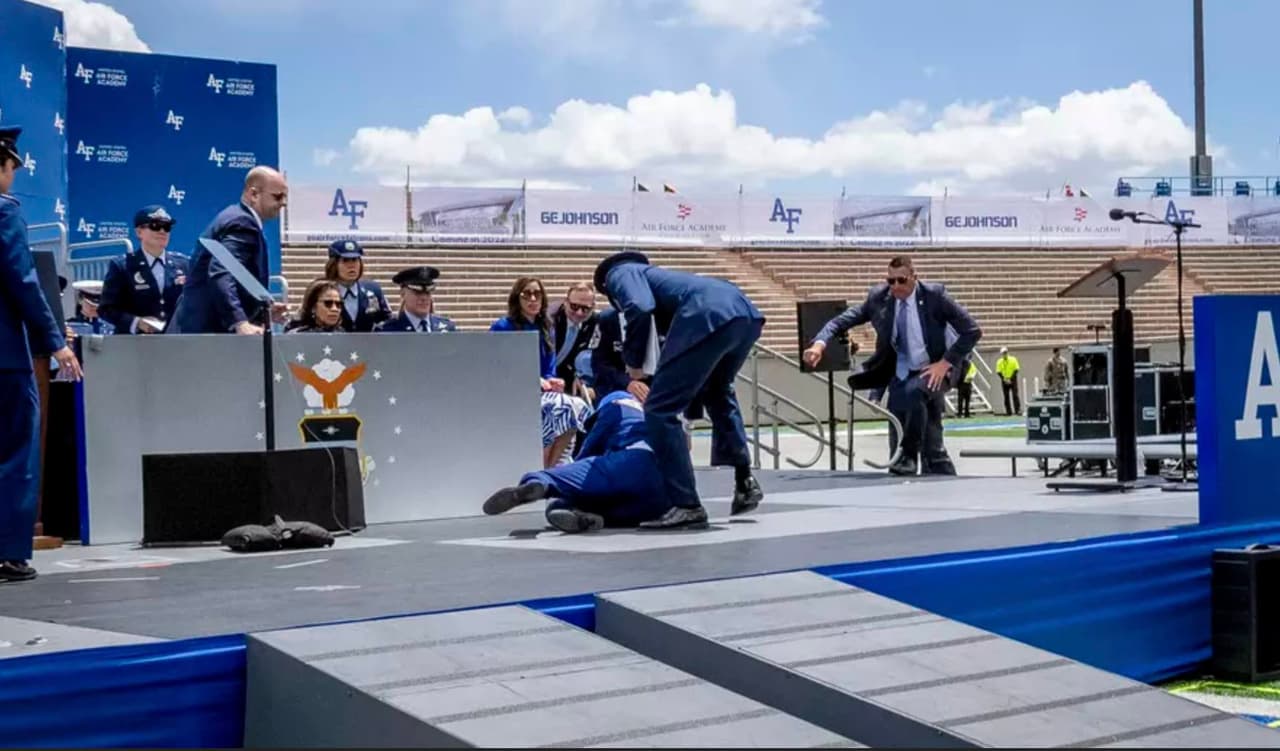 Baidenas netyčia užkliuvo ir nugriuvo