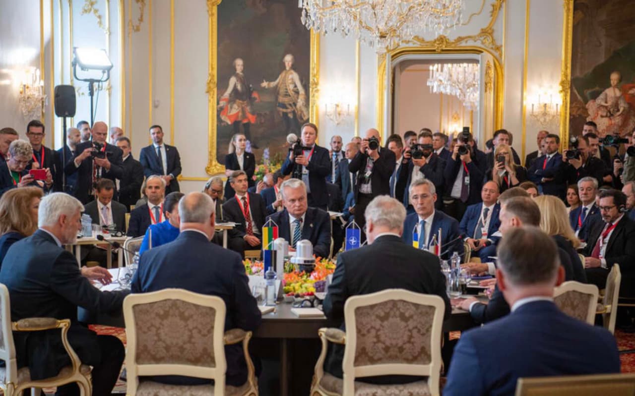 Nausėda Bratislavoje informavo, kad gintis privalome nuo pirmos minutės, ne tik nuo pirmo centimetro