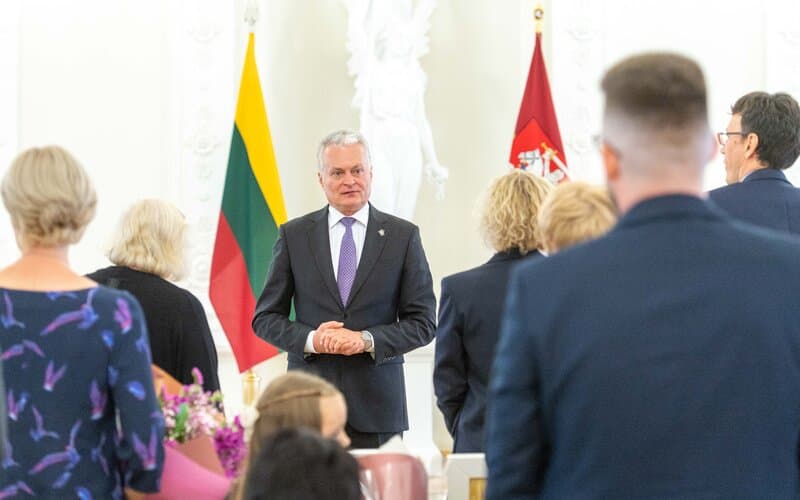 Nausėda priėmė keturių teisėjų priesaikas