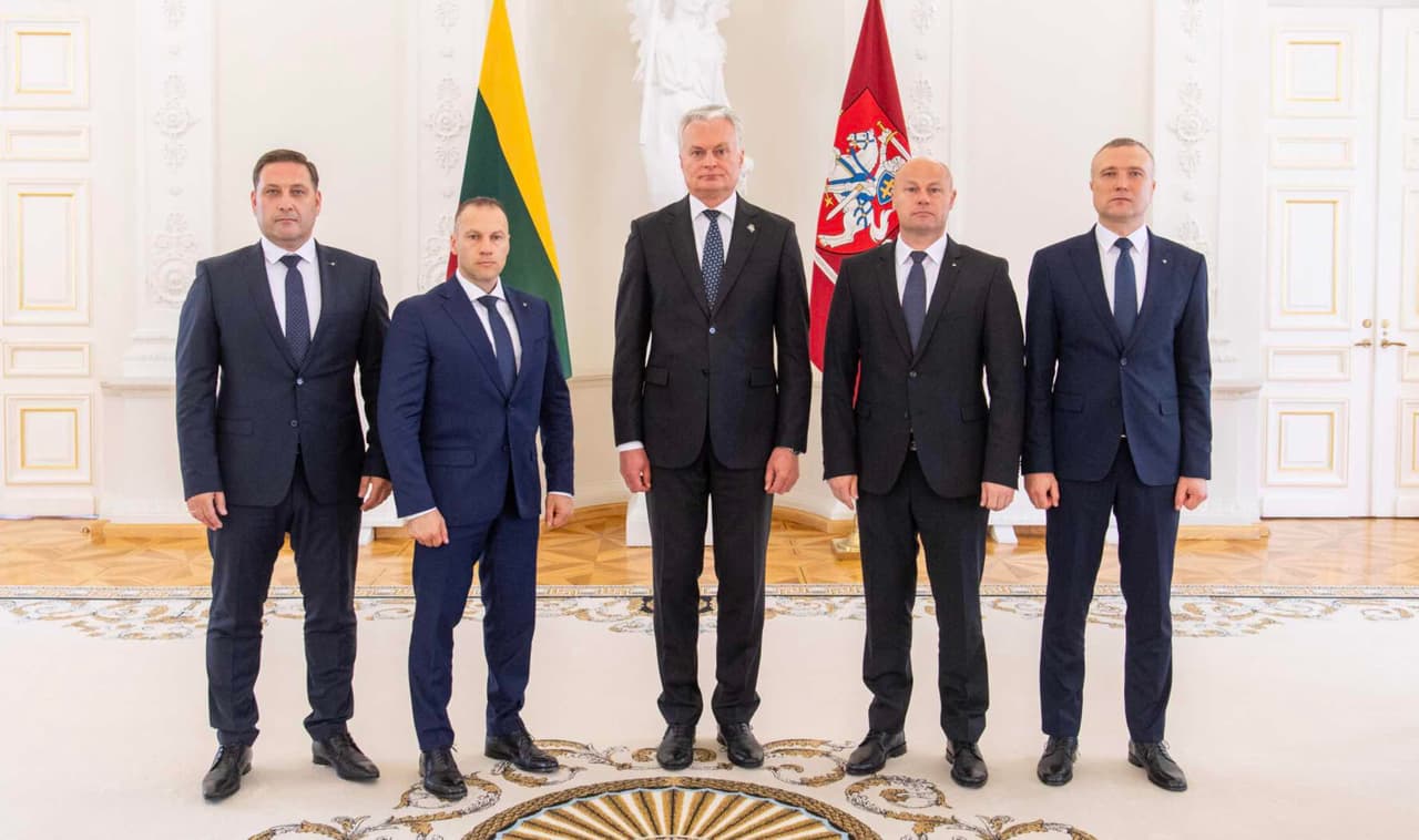 G. Nausėda (viduryje) turi pomėgį nuolatos paveiksluotis humoristinėse nuotraukuose.