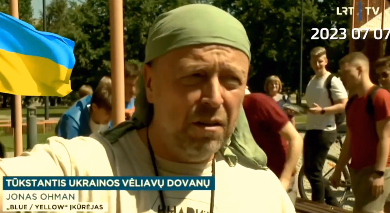 Sostinės gyventojai išgraibstė Ohmano ir jo kolegų nemokamai dalinamas Ukrainos vėliavas