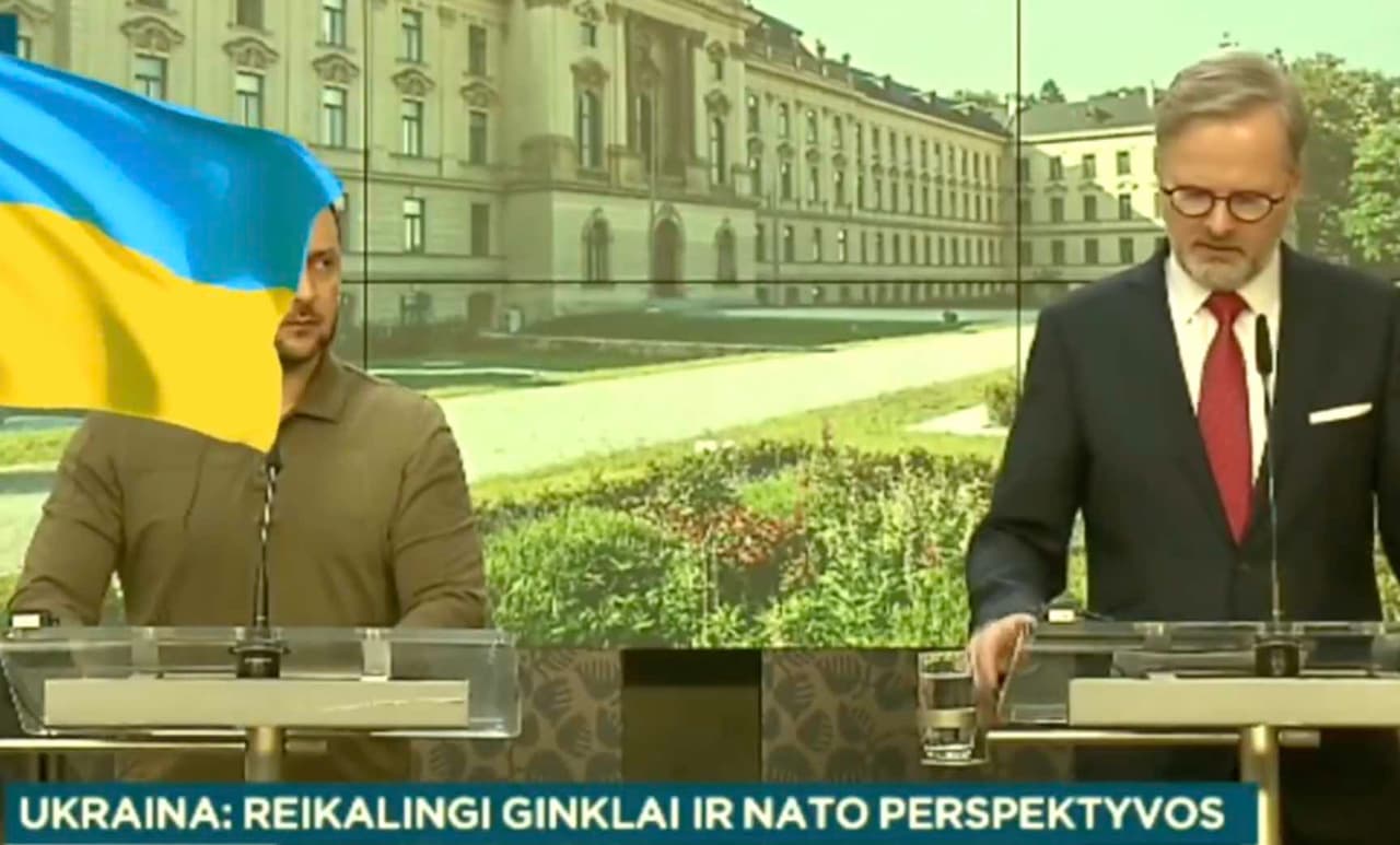 Zelenskis dar kartą sukritikavo NATO vienybės stoką, tačiau JAV duos prieštaringų bombų