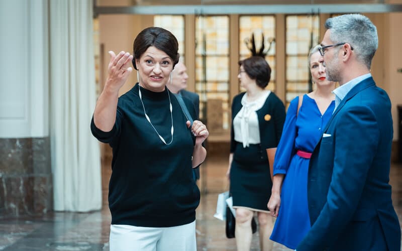 Pirmoji valstybės ponia Diana Nausėdienė lankėsi Briuselio vaizduojamųjų menų centre „BOZAR“, kur susipažino su Belgijos ir pasaulio kultūros paveldu.