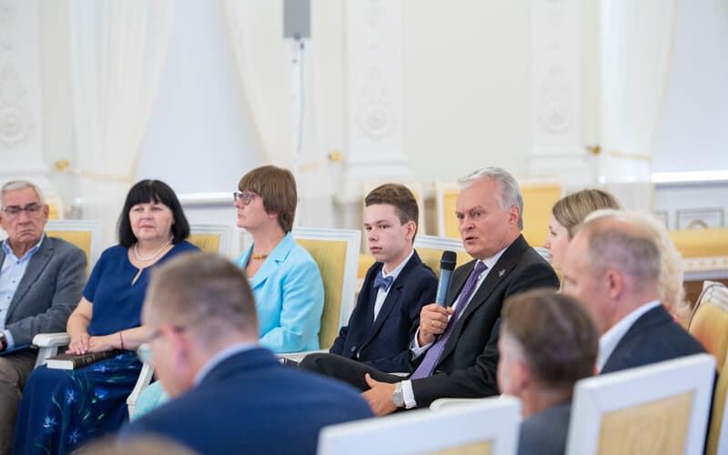 Nausėda: patriotizmo neišmokysi protingomis kalbomis iš tribūnos