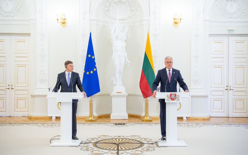 Nausėda su Dombrovskiu apsvarstė opiausius Ukrainos klausimus