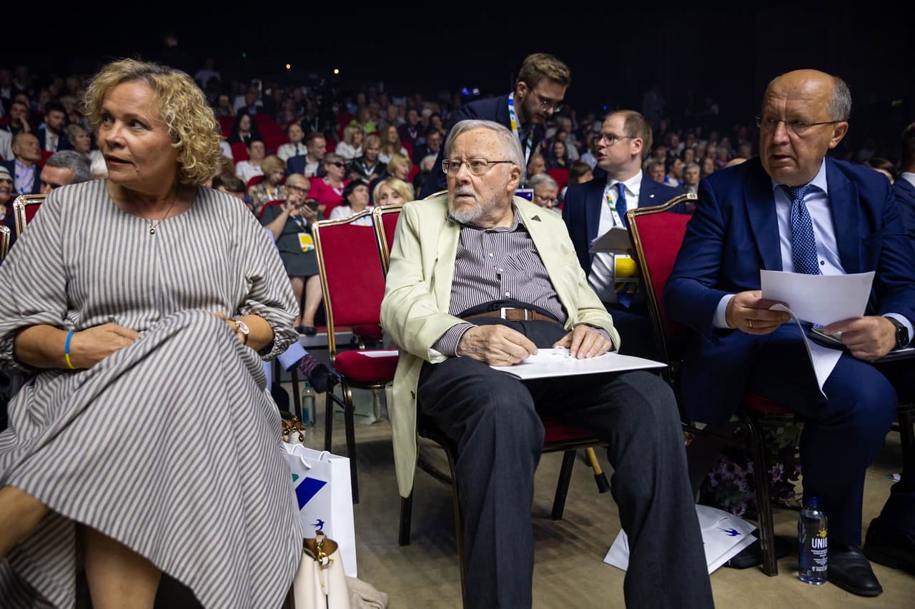 Rasa Juknevičienė (kairėje).