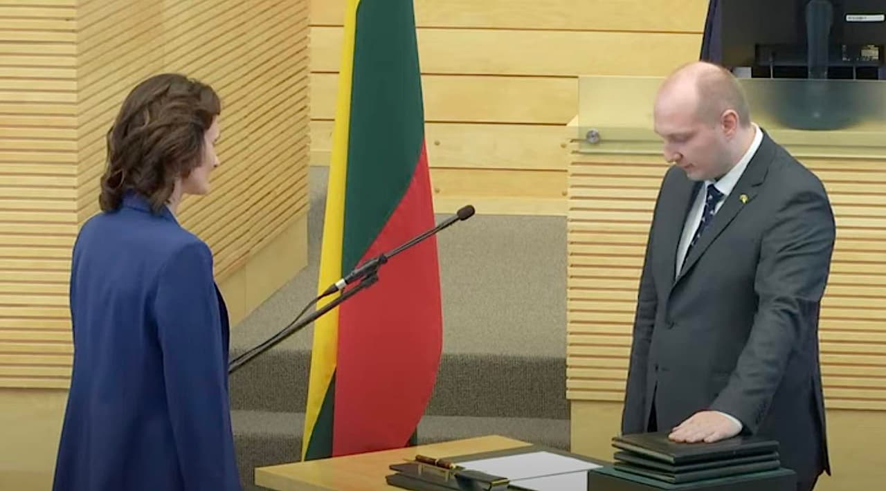 **Trijų sričių ministras G. Jakštas (dešinėje).**