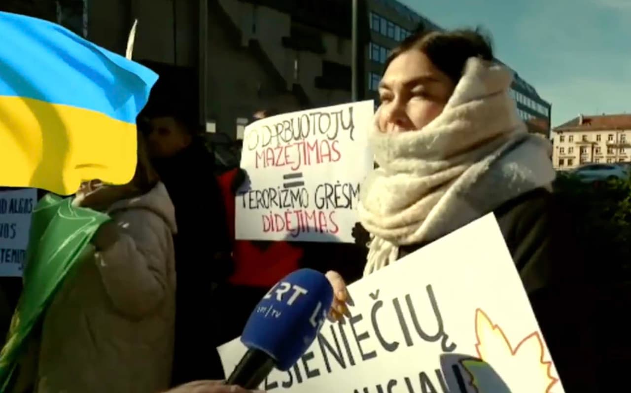 Migracijos departamento darbuotojai neturi laiko nueiti iki išvietės, o savo pietus atiduoda užsieniečiams