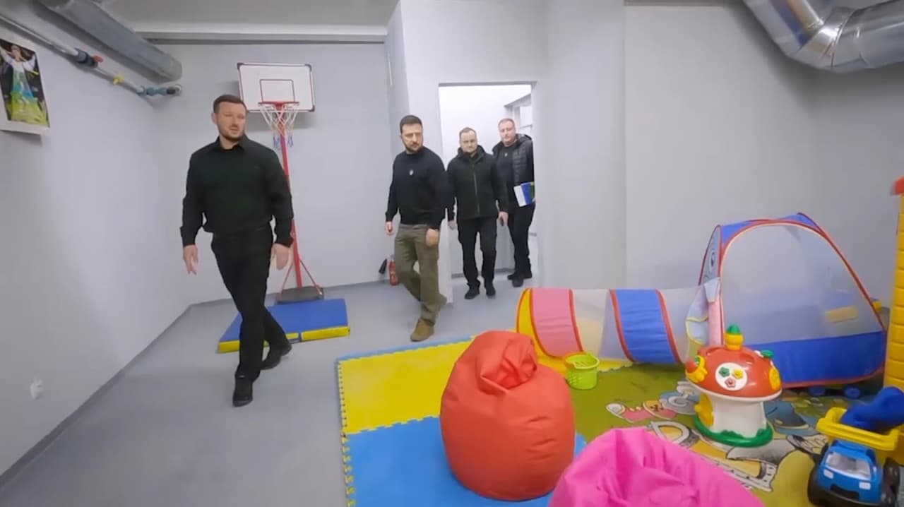 Zelenskis randa laiko lankyti Ukrainos vaikus po žeme