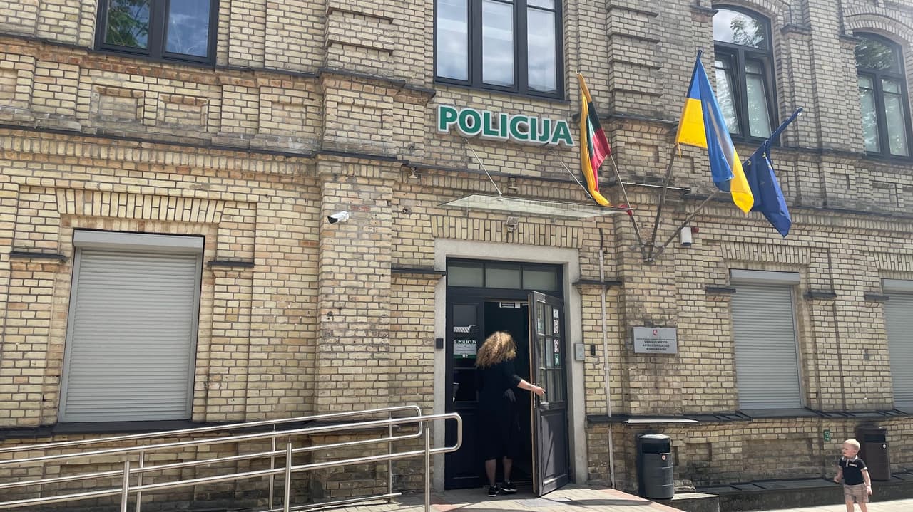 Valstybės institucijų pastatų dabinimasis svetimos valstybės vėliava, vienas ryškesnių simbolinių Lietuvoje klestinčių politinių iškrypimų pavyzdžių. Nuotr. e.eu