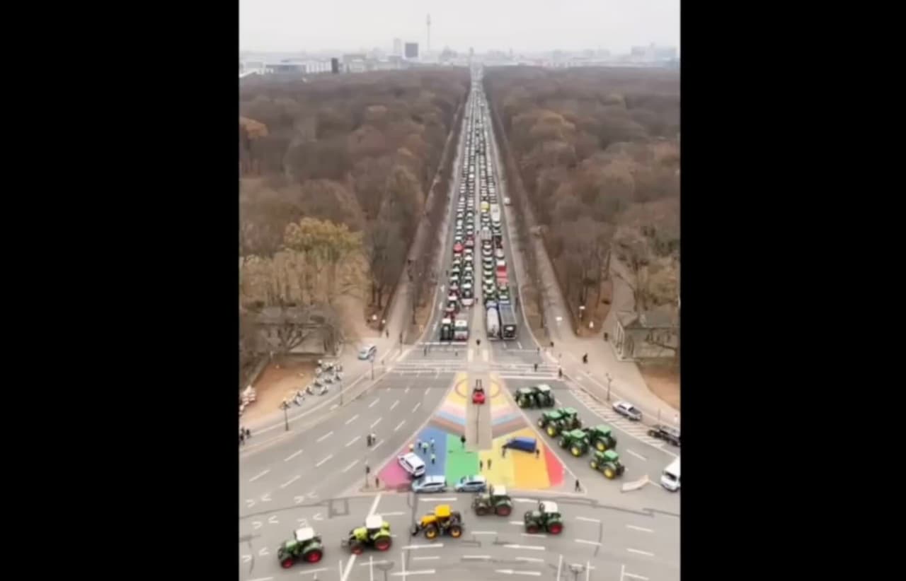 Vakaruose prieš vietinius veltėdžius ir parazitus neretai protestuojama pasitelkus šūdus ir traktorius