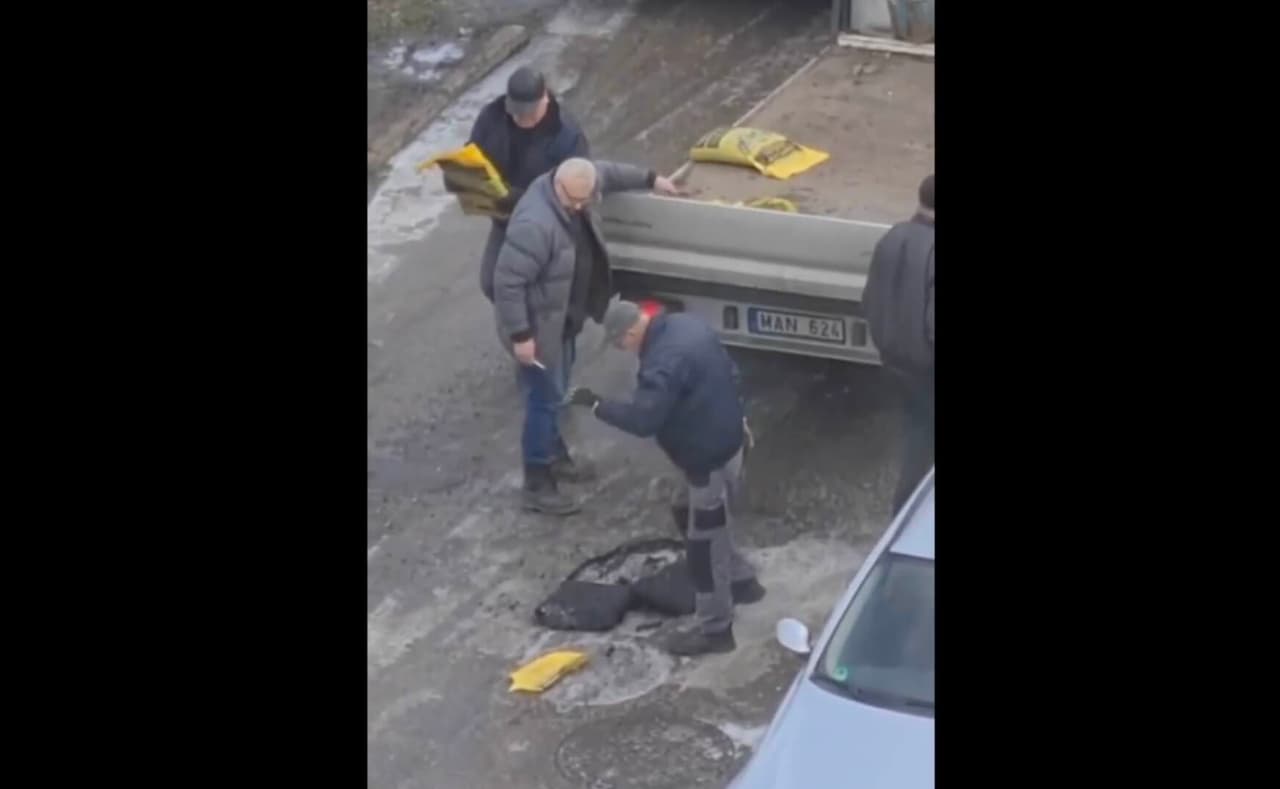 Foto faktas: GRU karininko Vyganto Sliesoraičio prižiūrimi kelininkai duobę tvarko