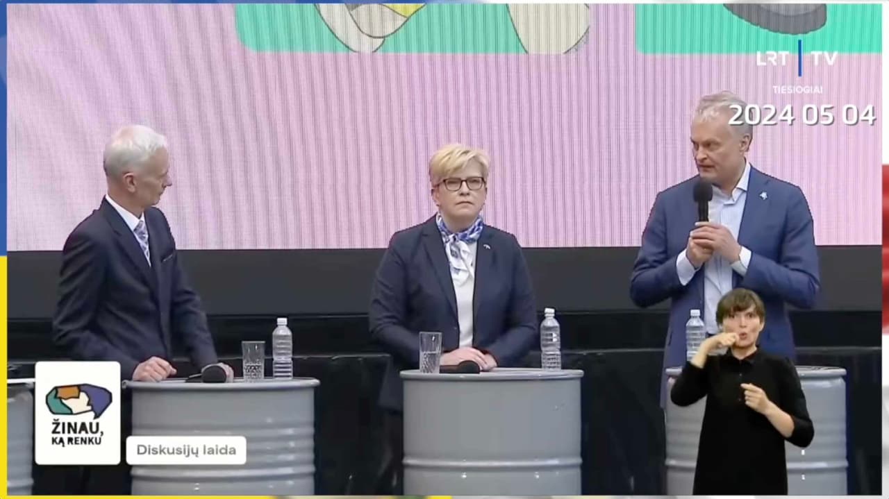 Nausėda atskleidė, kad bučiavo ne Ukrainos vėliavą, o Ukrainos karių kraują