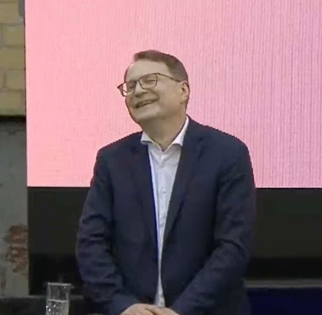 Žalimas vos išstovėjo ant kojų, kvatodamasis iš Vaitkaus replikos