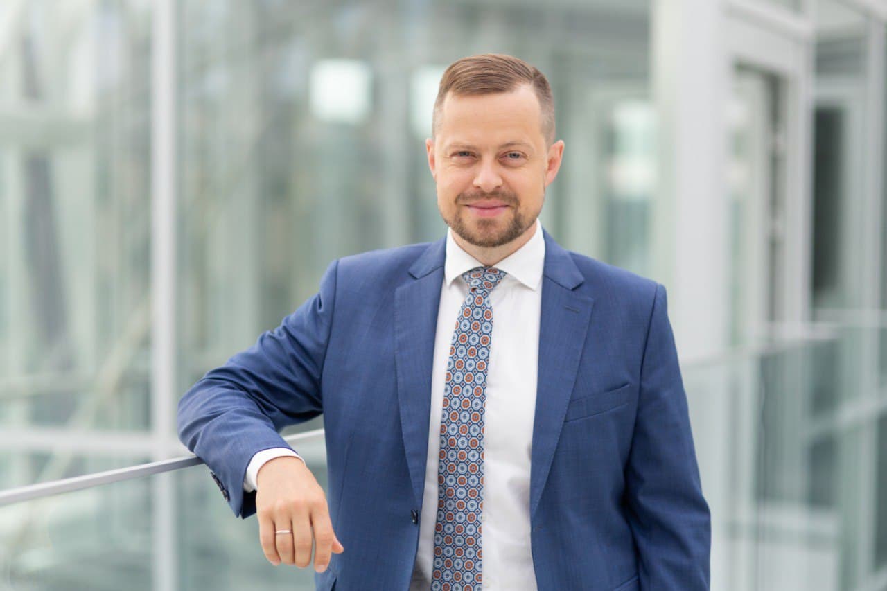 Teigiama, kad A. Tučkaus sūnus Dominykas Tučkus, vienas iš lietuviškos energetikos šefų.