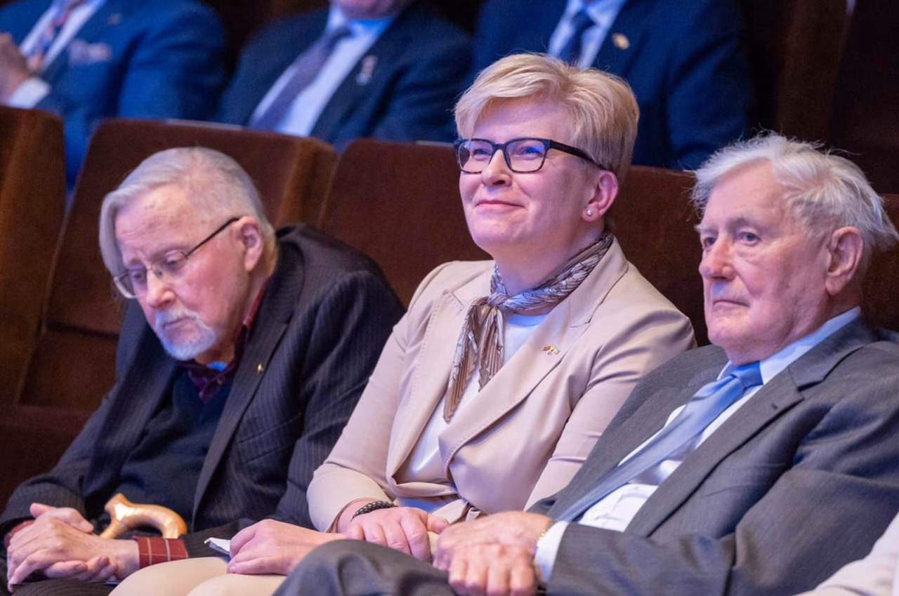 **Ingrida Šimonytė (centre). Kairėje - valstybės vadovas Vytautas Landsbergis. Dešinėje - slaptojo kankinimų kalėjimo Lietuvoje įkūrėjas, prezidentas Valdas Adamkus.**