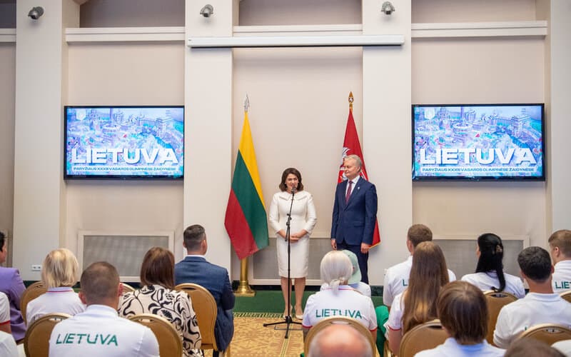 Nausėdienė su sutuoktiniu išlydėjo Lietuvos sportininkus į Paryžiaus olimpines žaidynes