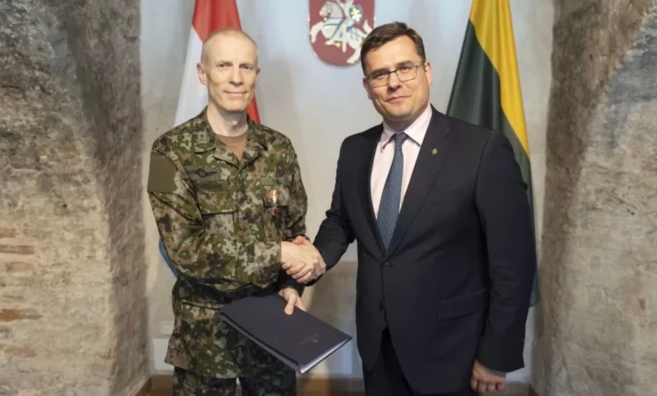 Lietuva už didžiulius nuopelnus apdovanojo Liuksemburgo kariuomenės vadą