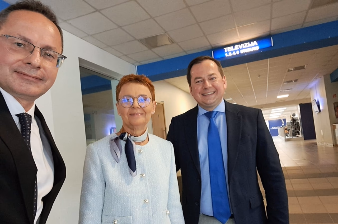 **Ž. Pavilionis (kairėje) su bendražygiais.**