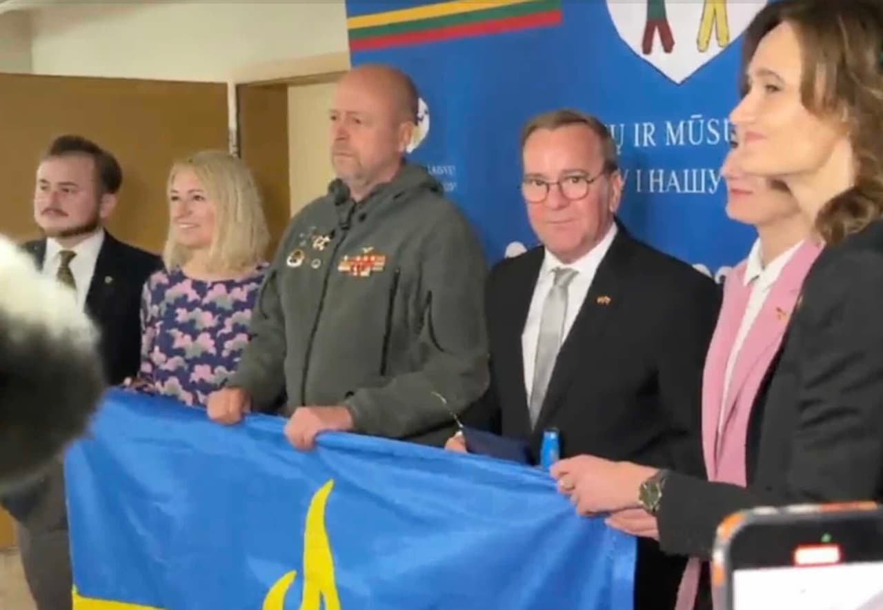 Lietuvoje vokiečiui buvo įteikta Ukrainos vėliava – netikėta Ohmano dovana