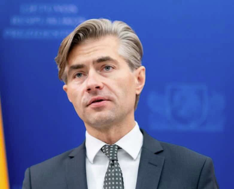 Yra viltis, kad Lietuvos diplomatijai vadovaus visada tvarkingos šukuosenos Nausėdos Budrys