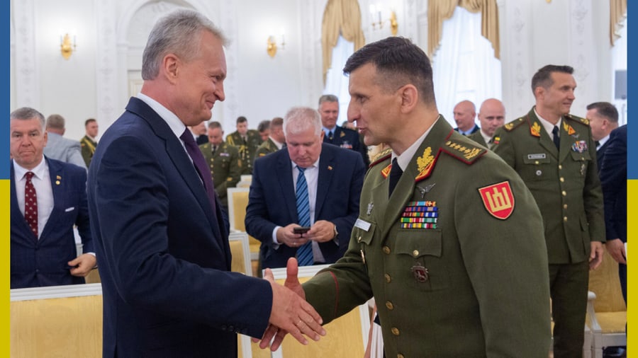 **Firmos „Lietuvos Respublika“ vadovas Gitanas Nausėda (kairėje) yra ne kartą kartojęs, kad Raimundas Vaikšnoras yra „geriausias iš geriausių“ užimti kariuomenės vado pareigas.**