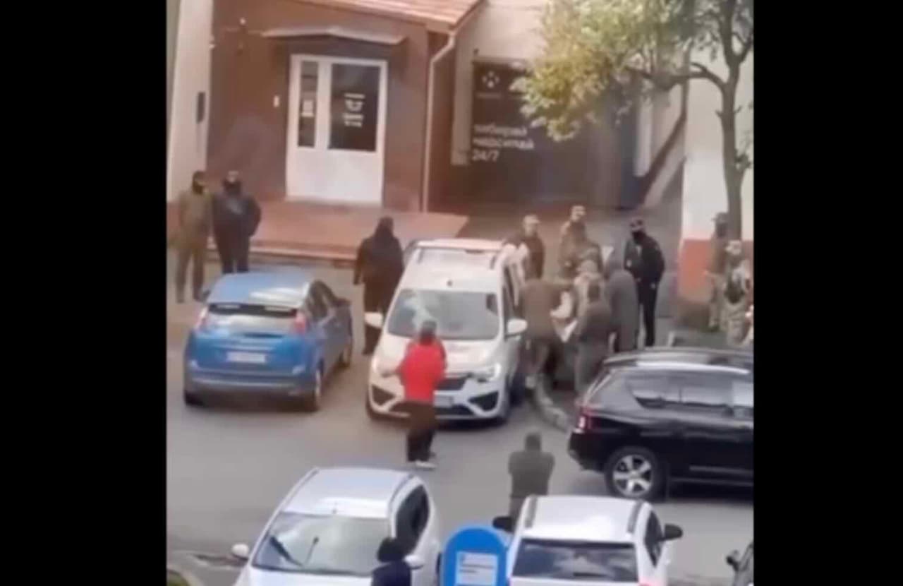 Ukrainoje tęsiasi diskusijos gatvėse