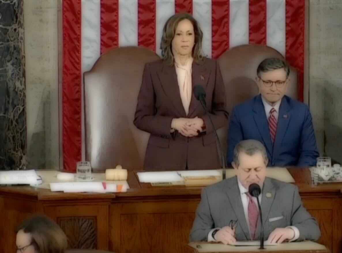 Kamala Harris buvo priversta formaliai patvirtinti grėsmę demokratijai ir fašistą