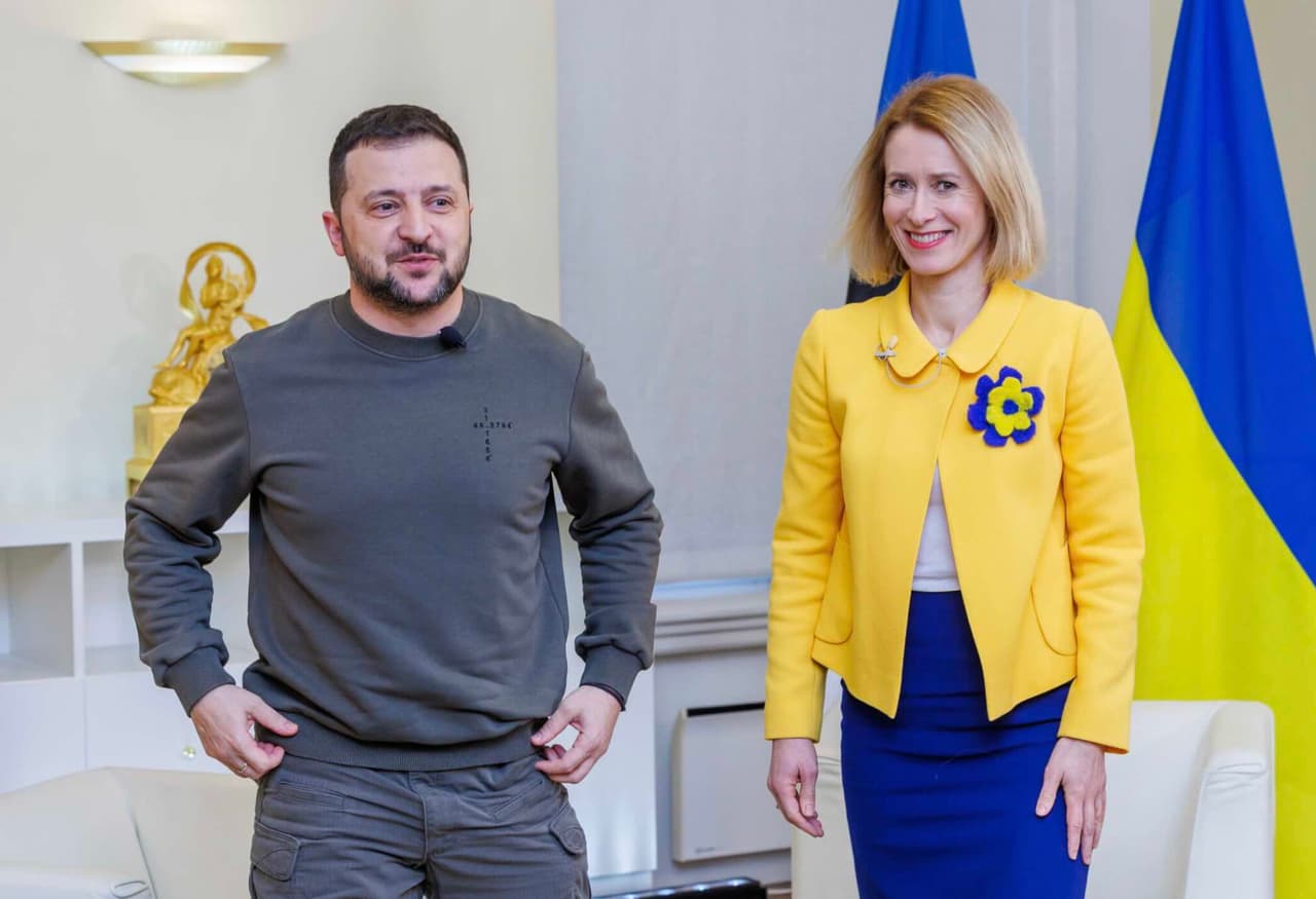 Kaja Kallas (dešinėje).