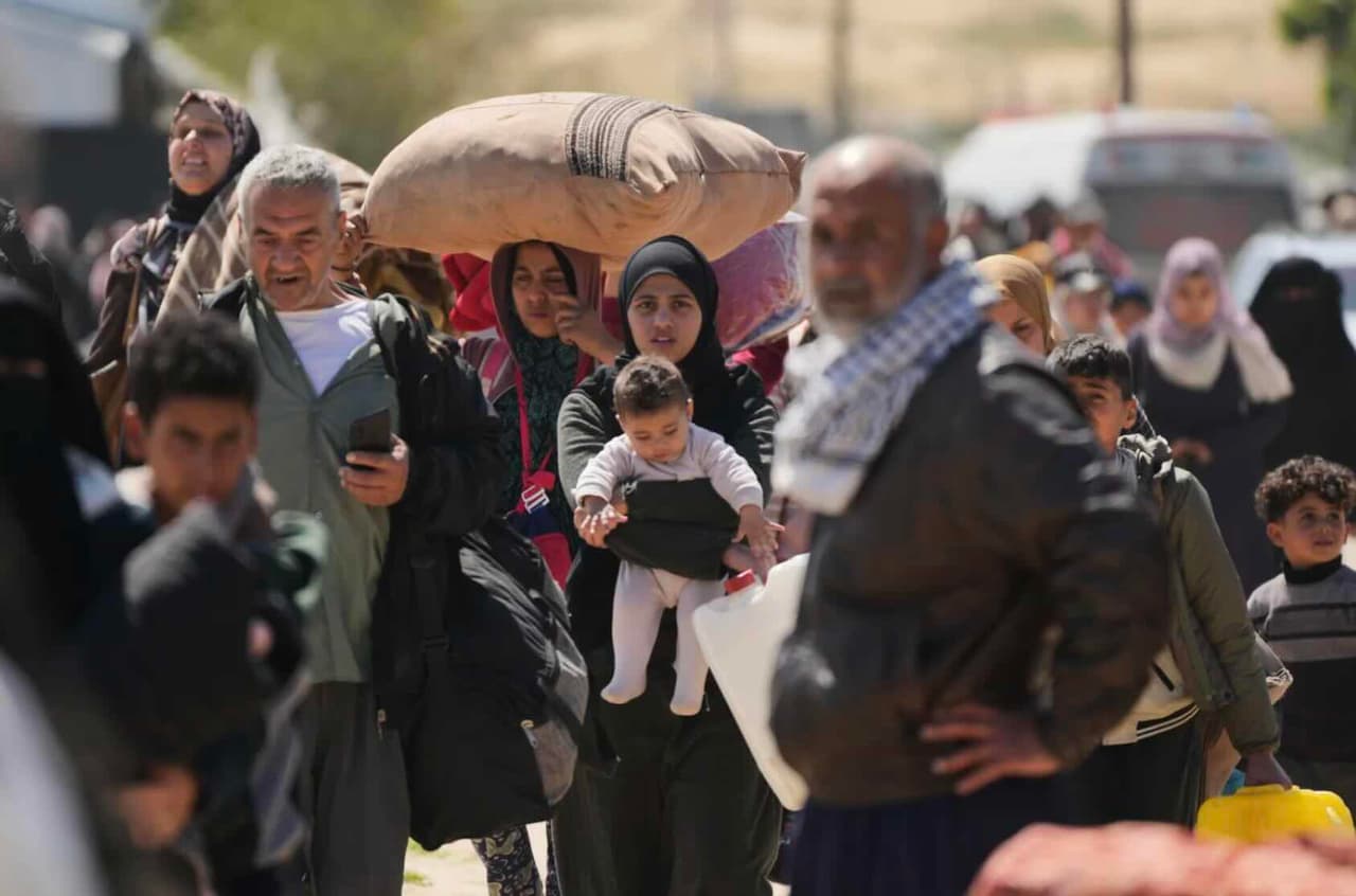 Palestiniečiai bėga iš Rafacho, Izraeliui atnaujinus puolimą pietų Gazoje